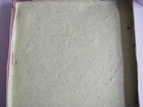 烤盘上铺上油布，将面糊倒入烤盘中，铺平，震出大气泡，烤箱预热至150度，中层上下火，20分钟左右熟透即可