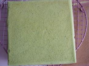 烤好的蛋糕片晾至温热