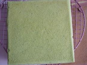 烤好的蛋糕片晾至温热