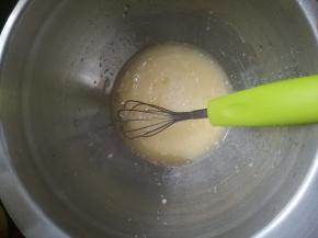 倒入玉米油，白糖，牛奶搅拌混合