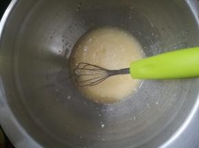 倒入玉米油，白糖，牛奶搅拌混合