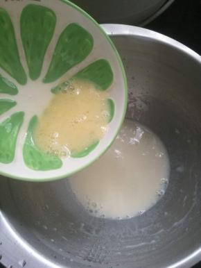 加入鸡蛋液，搅拌均匀