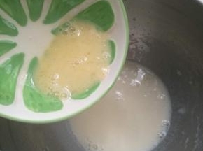 加入鸡蛋液，搅拌均匀