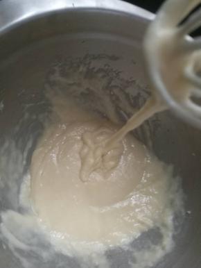 低粉，泡打粉，盐，混合均匀过筛倒入