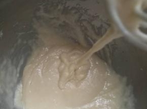 低粉，泡打粉，盐，混合均匀过筛倒入