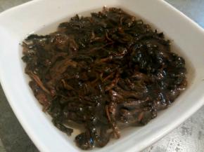  梅干菜用清水先泡发一下，