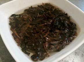  梅干菜用清水先泡发一下，