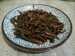  泡发好的梅干菜捞出，放在盘子里，