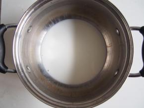 锅中倒入牛奶和清水