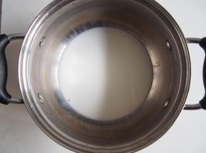 锅中倒入牛奶和清水