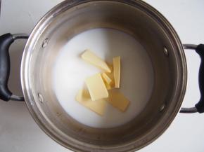 加入黄油，加热至沸腾，边加热边搅拌至充分混合