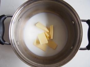 加入黄油，加热至沸腾，边加热边搅拌至充分混合