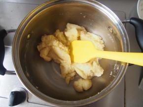 倒入面粉，转小火，快速搅拌至不粘锅的状态后取下，将面糊铺开散热至60度左右