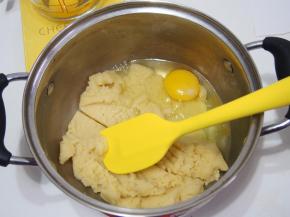 每次加入一个鸡蛋，搅拌至充分吸收