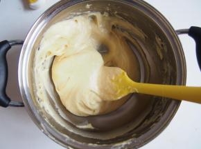 搅拌至顺滑状态，用筷子挑起呈倒三角，尖角底部约4厘米就可以了