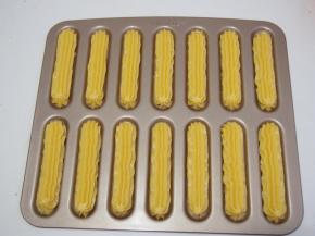 将面糊放入裱花袋中，挤到模具上