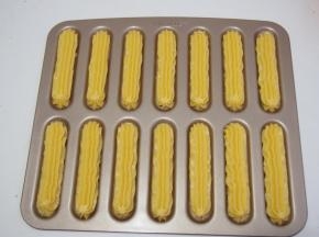 将面糊放入裱花袋中，挤到模具上