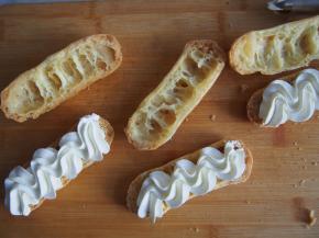 烤箱预热至200度，中层上下火，30分钟左右熟透即可，烤好的泡芙切成两半，中间挤上淡奶油，表面可以按照自己的喜好进行装饰