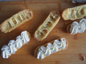 烤箱预热至200度，中层上下火，30分钟左右熟透即可，烤好的泡芙切成两半，中间挤上淡奶油，表面可以按照自己的喜好进行装饰