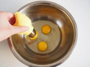 鸡蛋磕在无水无油的盆子中，用吸蛋器吸出蛋黄