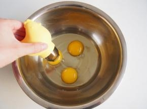 鸡蛋磕在无水无油的盆子中，用吸蛋器吸出蛋黄