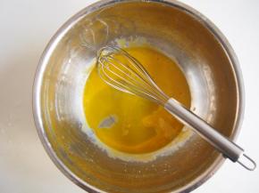 蛋黄中加入玉米油，充分搅拌均匀