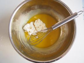 加入豆渣，充分搅拌均匀