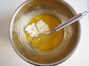 加入豆渣，充分搅拌均匀