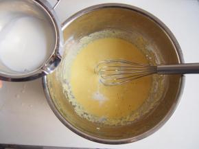 倒入豆浆，搅拌均匀