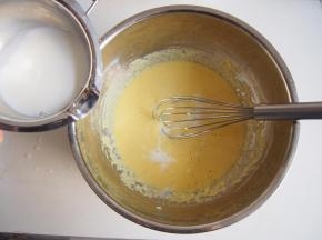 倒入豆浆，搅拌均匀