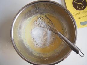 筛入低筋面粉，切拌均匀