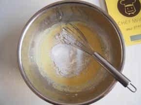 筛入低筋面粉，切拌均匀