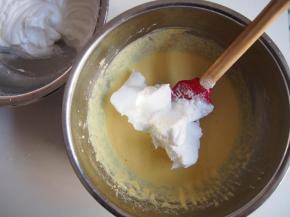 取三分之一的蛋白加入蛋黄糊中，切拌均匀