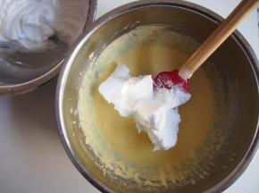 取三分之一的蛋白加入蛋黄糊中，切拌均匀