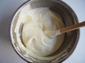 将蛋黄糊倒入剩余的蛋白中，搅拌均匀