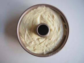 将面糊倒入模具中，震一下磕出气泡。烤箱预热至150度，中下层60分钟左右熟透即可