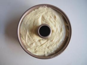 将面糊倒入模具中，震一下磕出气泡。烤箱预热至150度，中下层60分钟左右熟透即可