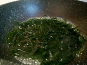 锅里水开，加少许盐，放海带丝焯水，，焯好的海带丝可以在凉水里过一下水，保持它的颜色，