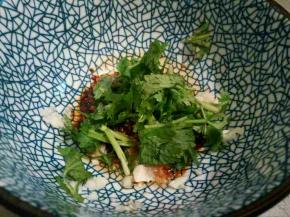 大蒜切末，加一点点盐先拌一下，再加生抽，辣椒酱，芝麻油。