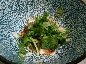 大蒜切末，加一点点盐先拌一下，再加生抽，辣椒酱，芝麻油。