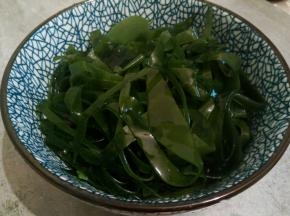 放海带丝，拌匀就可以了！