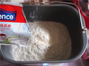 面粉称量好，加入奶粉