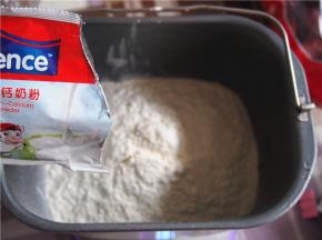 面粉称量好，加入奶粉