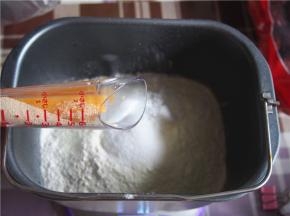 在面包桶的一个角落里放入酵母