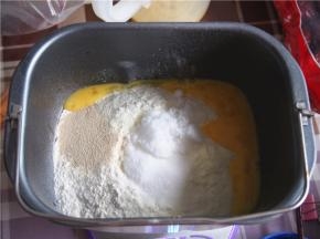 在另一侧角落里放入鸡蛋