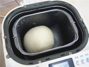 加入牛奶，揉成光滑面团后加入黄油，继续揉至出膜。发酵至2倍大。