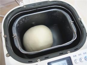 加入牛奶，揉成光滑面团后加入黄油，继续揉至出膜。发酵至2倍大。