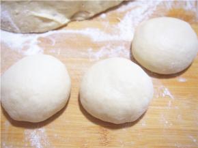 发酵好的面团排气，分成等份，滚圆，松弛10分钟