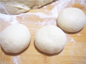 发酵好的面团排气，分成等份，滚圆，松弛10分钟