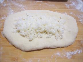 取其中一份擀成椭圆形，加入椰蓉